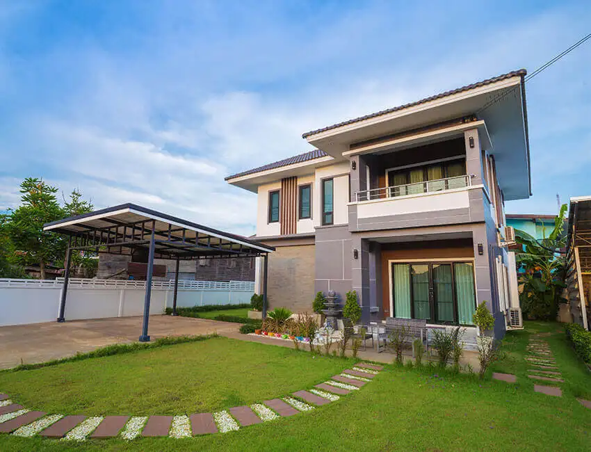 Geniş bahçeli modern villa