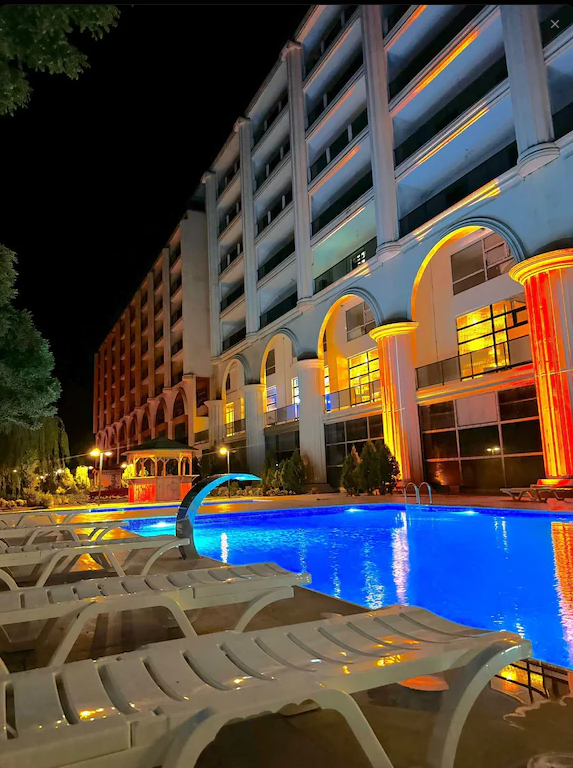 Valide Sultan Termal Otel gece dış cephesi ve açık havuzu
